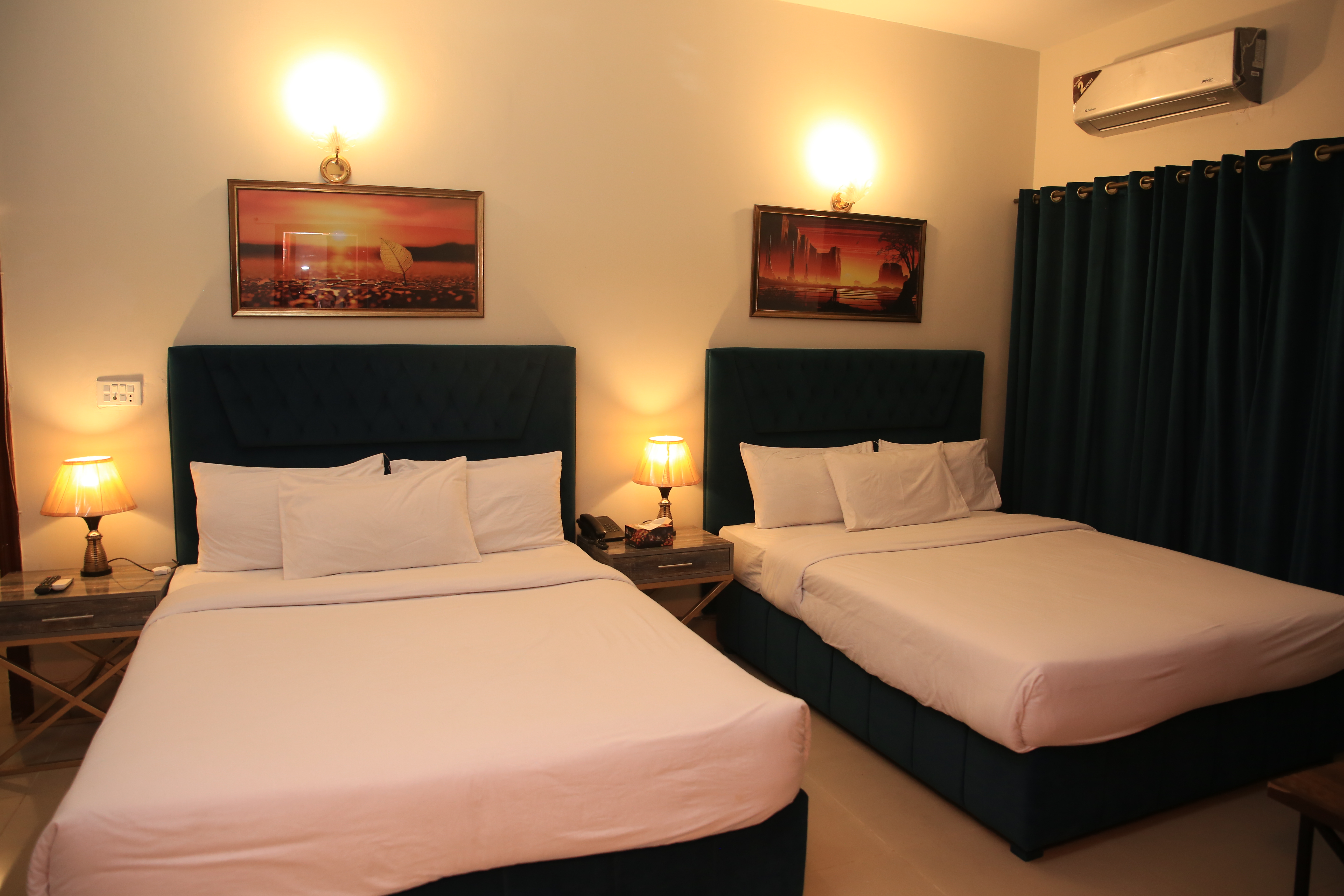Twin Bed Room